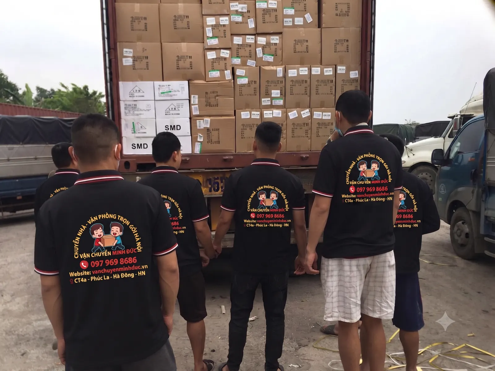Đội ngũ Minh Đức kiểm tra kho hàng trước khi vận chuyển